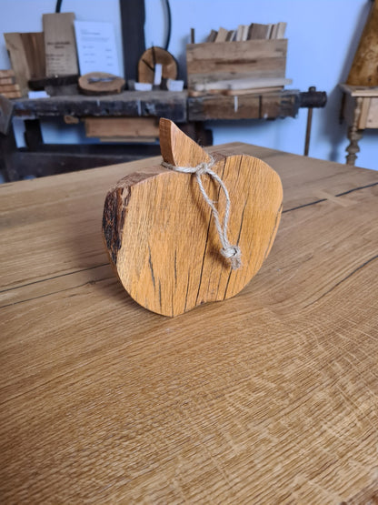 Apfel aus Holz / Eiche geölt