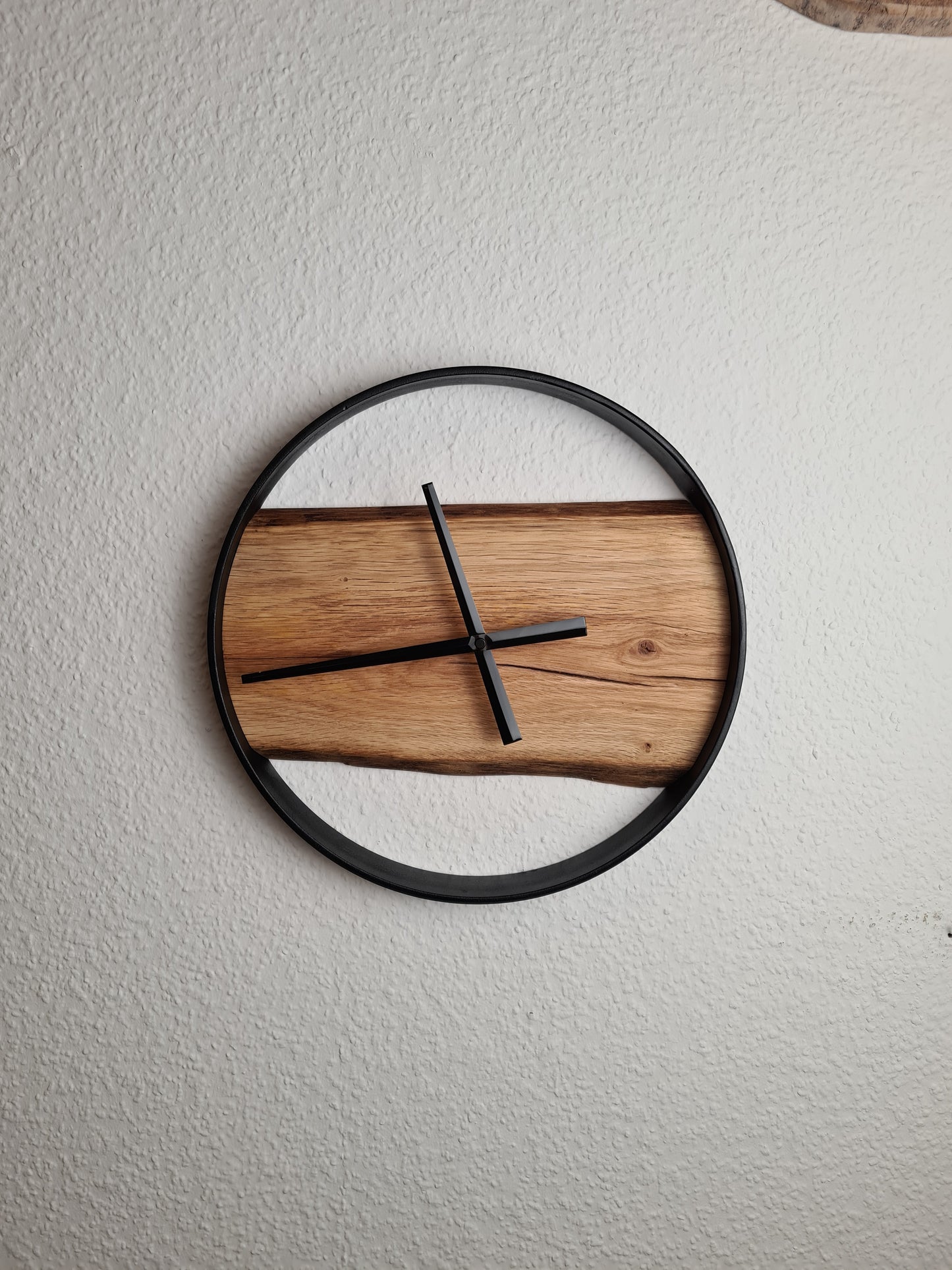 Wanduhr Rund 35cm | Eiche massiv | Uhr aus Holz und Metall