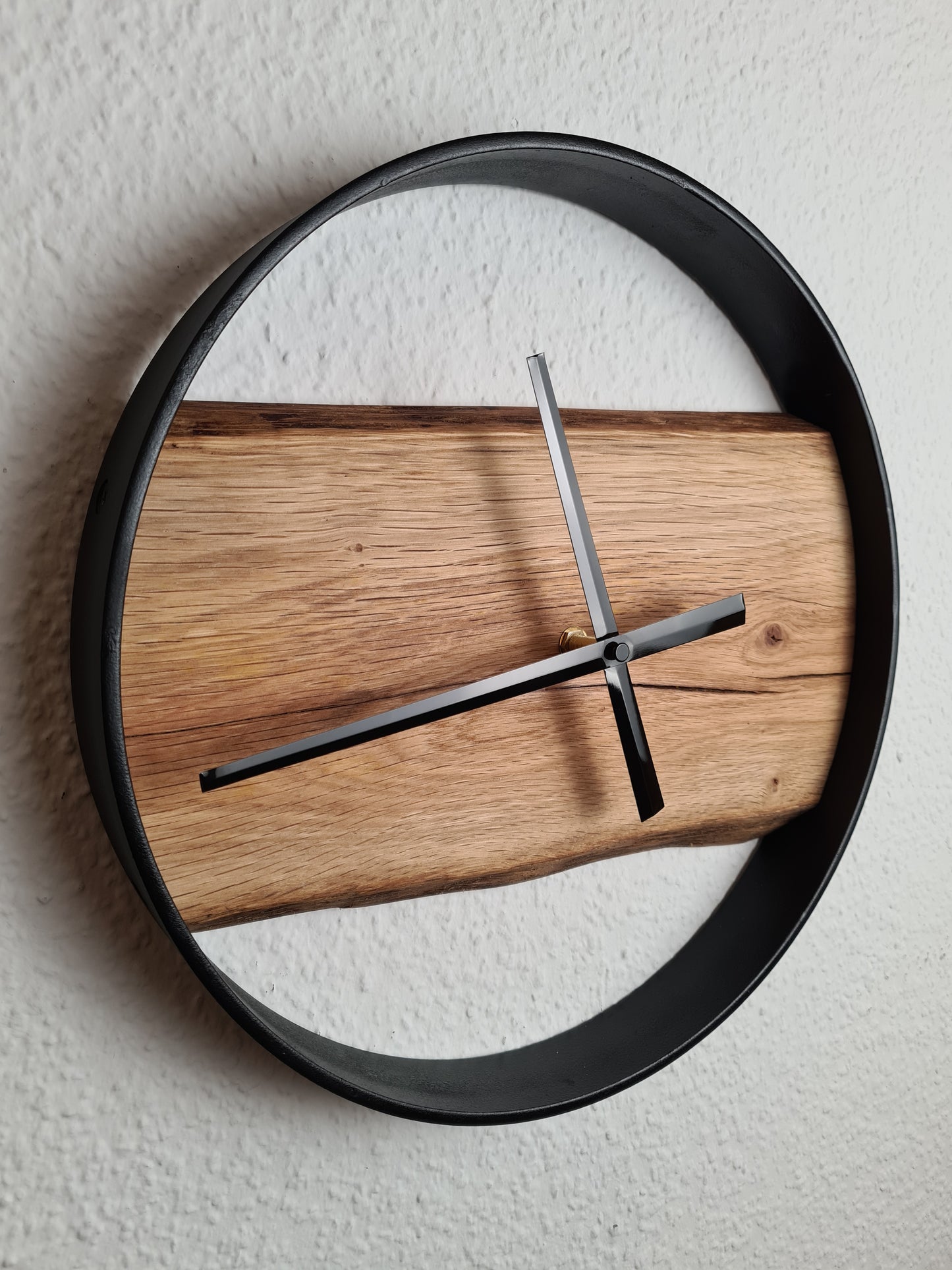 Wanduhr Rund 35cm | Eiche massiv | Uhr aus Holz und Metall