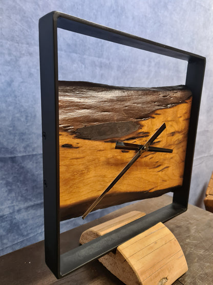 Wanduhr Eckig 35cm | Eiche verwittert massiv | Uhr aus Holz & Metall