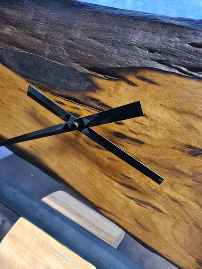 Wanduhr Eckig 35cm | Eiche verwittert massiv | Uhr aus Holz & Metall