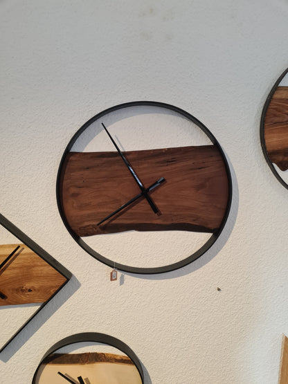 Wanduhr Rund | Nussbaum | Mittel 50 cm | Uhr aus Holz & Metall