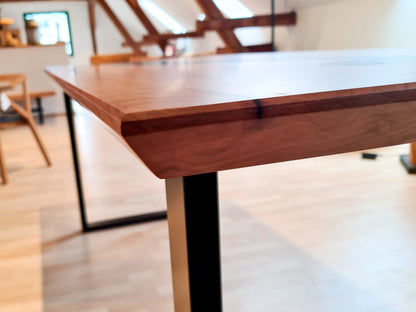 Esstisch | Tisch | Kirsche mit Epoxidharzfluss und U-Untergestell schwarz