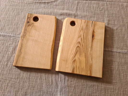 Schneid- & Servierbrett / Esche geölt / mit Aufhängung bzw. Ei-Halter