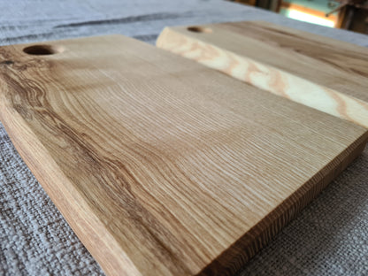 Schneid- & Servierbrett / Esche geölt / mit Aufhängung bzw. Ei-Halter