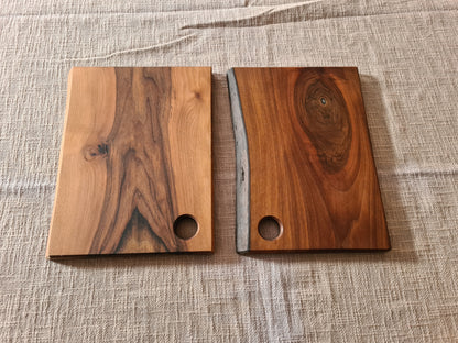 Schneid- & Servierbrett / Nussbaum geölt / mit Aufhängung bzw. Ei-Halter