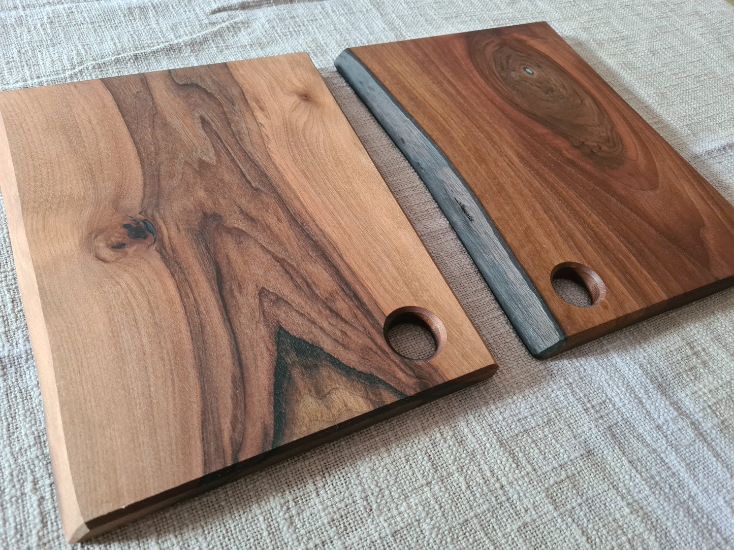 Schneid- & Servierbrett / Nussbaum geölt / mit Aufhängung bzw. Ei-Halter