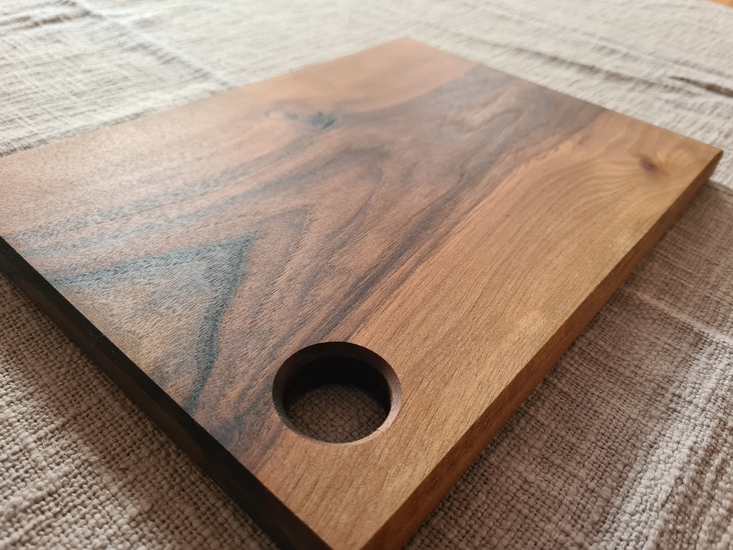 Schneid- & Servierbrett / Nussbaum geölt / mit Aufhängung bzw. Ei-Halter