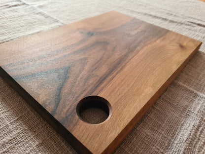 Schneid- & Servierbrett / Nussbaum geölt / mit Aufhängung bzw. Ei-Halter