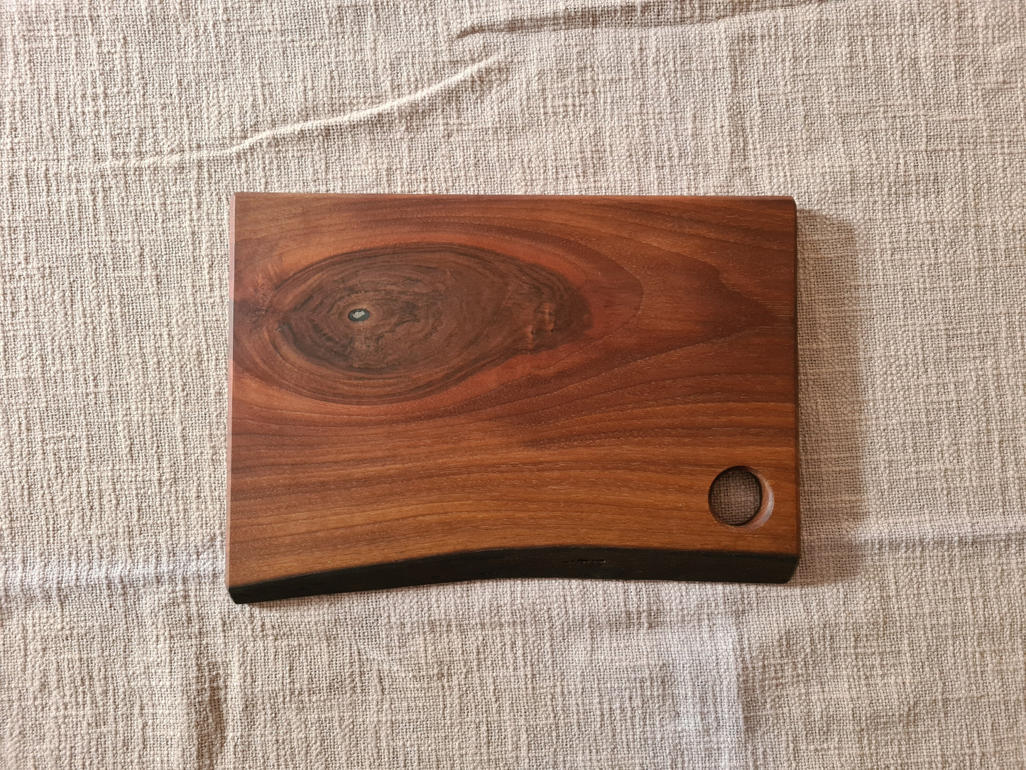 Schneid- & Servierbrett / Nussbaum geölt / mit Aufhängung bzw. Ei-Halter