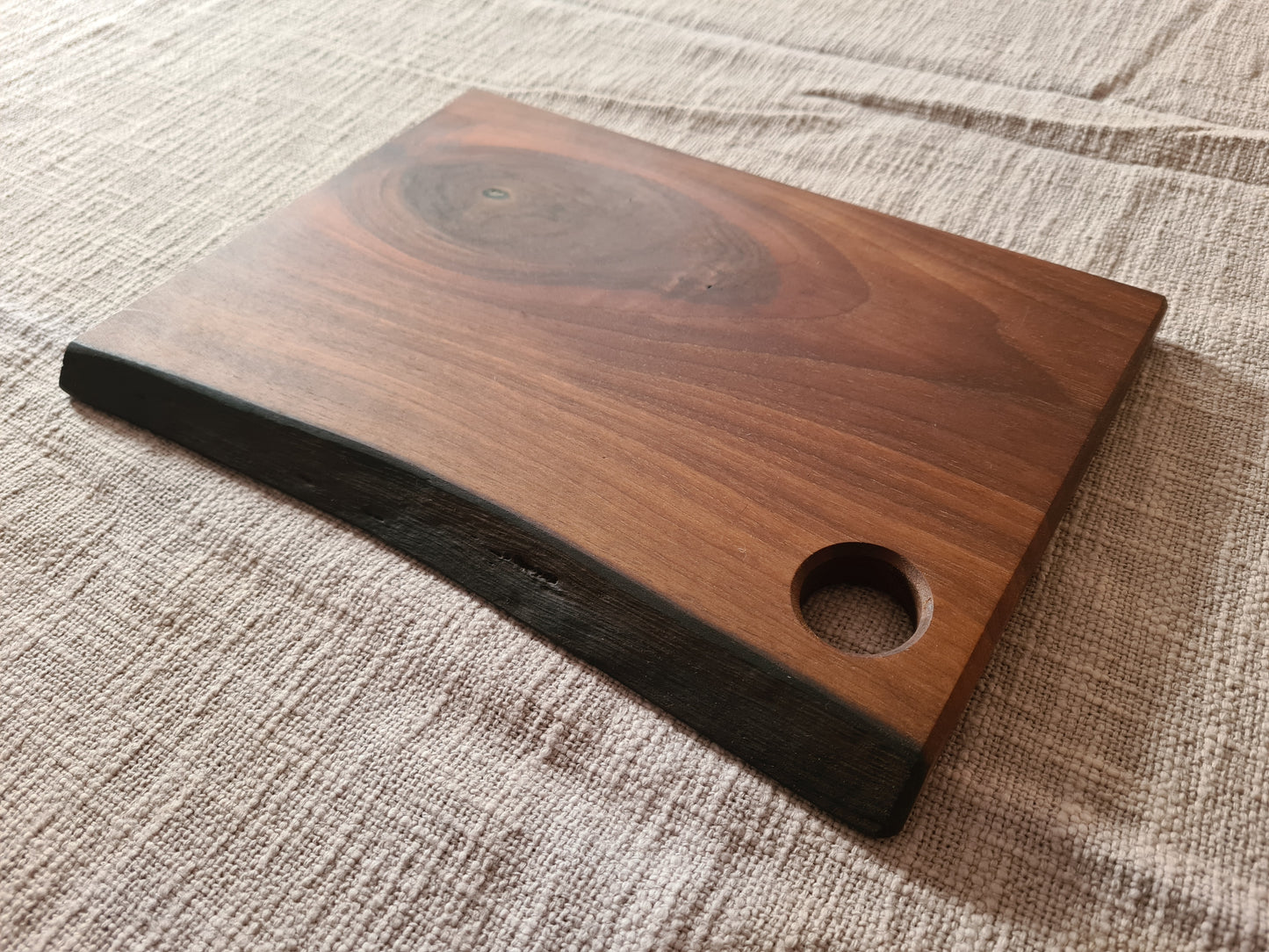 Schneid- & Servierbrett / Nussbaum geölt / mit Aufhängung bzw. Ei-Halter