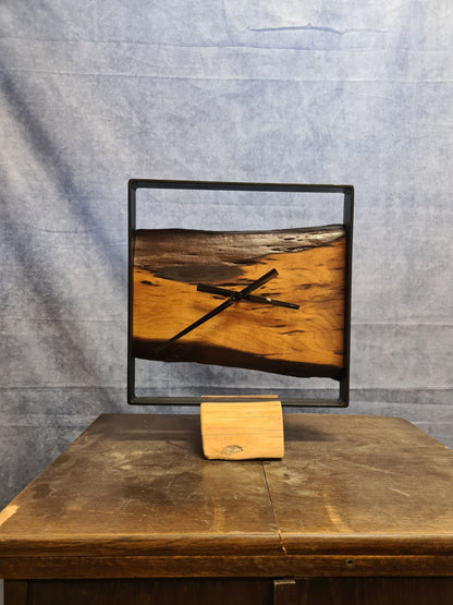 Wanduhr Eckig 35cm | Eiche verwittert massiv | Uhr aus Holz & Metall