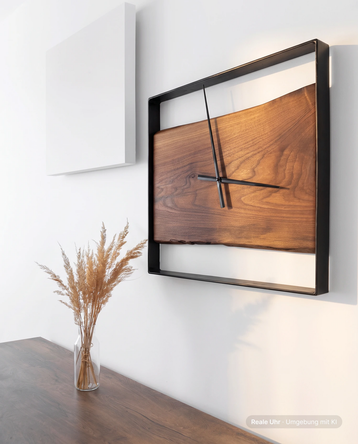 Eckige Wanduhr aus Nussbaum mit Metallrahmen