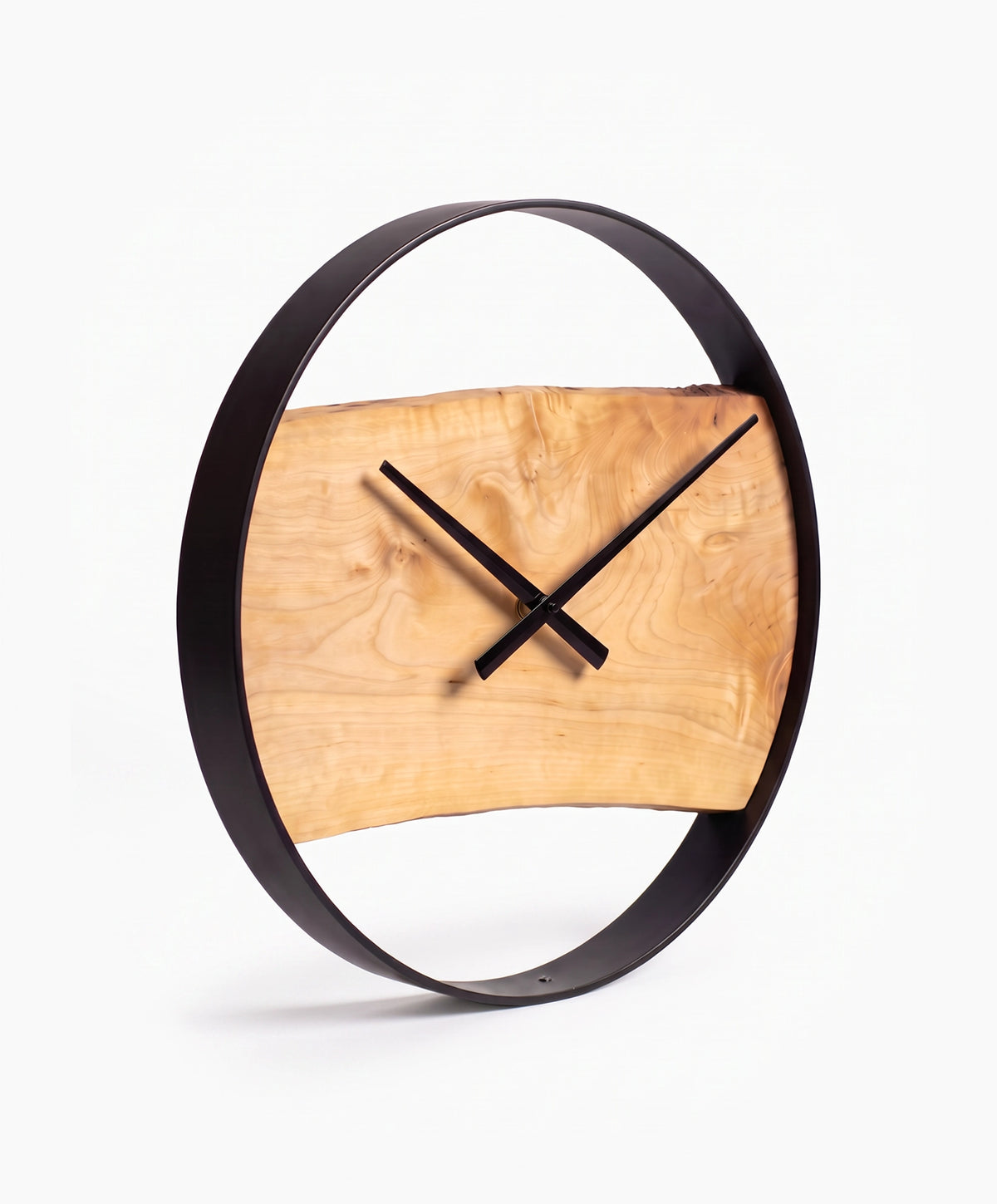 Handgefertigte runde Holzuhr aus Esche