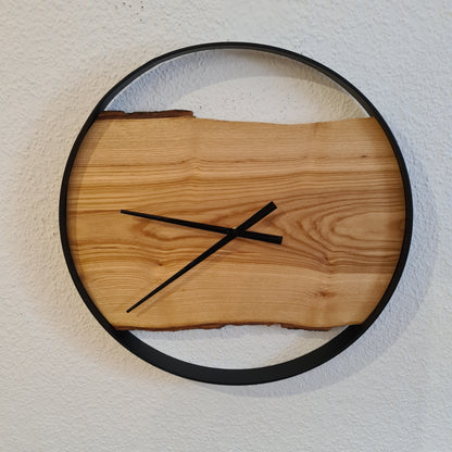 Wanduhr Rund | Esche clean | Mittel 50 cm | Uhr aus Holz & Metall - Rinde