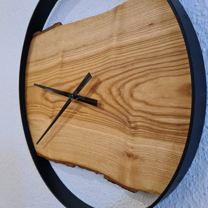 Wanduhr Rund | Esche clean | Mittel 50 cm | Uhr aus Holz & Metall - Rinde